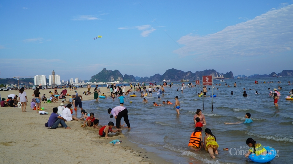 tỉnh Quảng Ninh yêu cầu dừng hoạt động các bãi tắm công cộng trên địa bàn thành phố Hạ Long từ 12j ngày 25/6