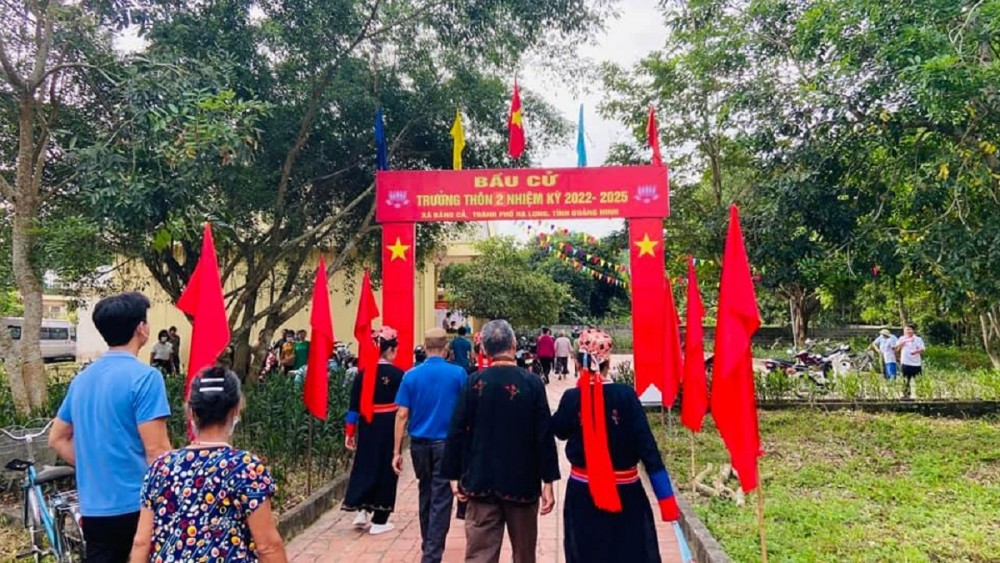 Cử tri xã Bằng Cả (thành phố Hạ Long, tỉnh Quảng Ninh) đi bầu cử