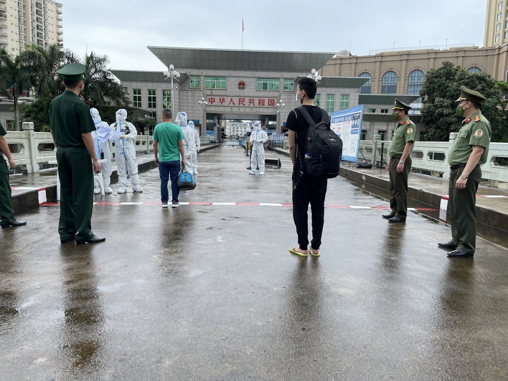 Phòng Quản lý Xuất nhập cảnh và Công an TP Móng Cái ( Công an tỉnh Quảng Ninh) trao trả 2 đối tượng trốn truy nã cho Công an Trung Quốc Phòng Quản lý Xuất nhập cảnh và Công an TP Móng Cái ( Công an tỉnh Quảng Ninh) trao trả 2 đối tượng trốn truy nã cho Công an Trung Quốc