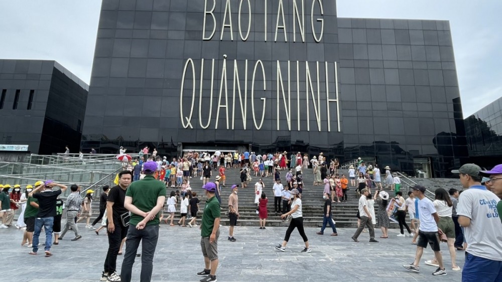 Trong 6 tháng đầu năm 2022, tỉnh Quảng Ninh đã tăng cường công tác xúc tiến, quảng bá, kích cầu du lịch trong và ngoài nước, chủ động liên kết với các hãng hàng không, tàu biển, các tập đoàn du lịch hàng đầu quốc tế