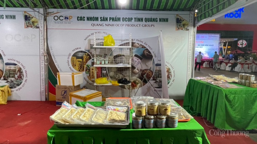 Nhiều sản phẩm thủy hải sản sau chế biến được du khách chọn mua khi đến du lịch QUảng Ninh