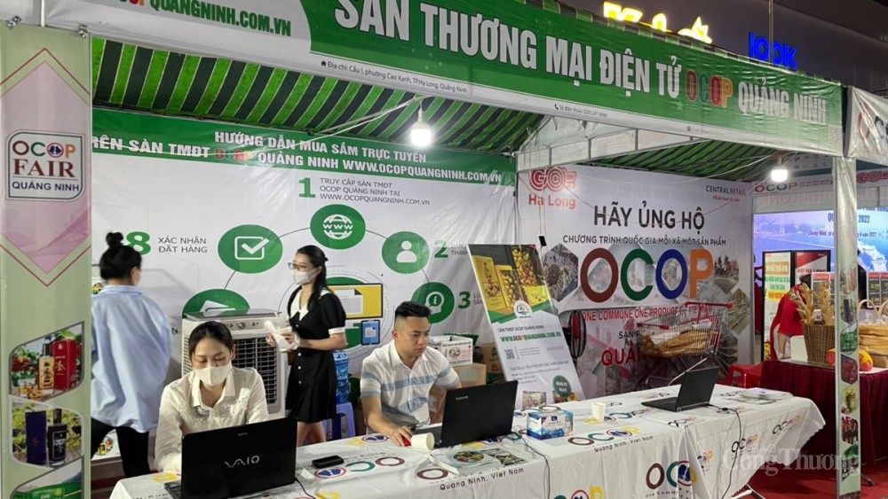 Để tạo thuận tiện cho người dân, tại sự kiện cũng có gian hàng thương mại điện tử 