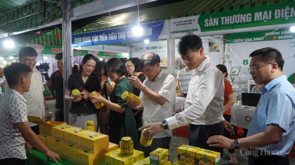 Các đại biểu tham quan các gian hàng sản phẩm OCOP sau lễ khai mạc
