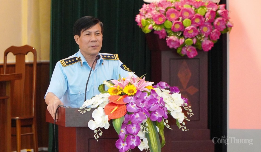 Ông Nguyễn Đình Hưng, Quyền Cục trưởng, Cục Quản lý thị trường tỉnh Quảng Ninh phát biểu tại buổi lễ Ông Nguyễn Đình Hưng, Quyền Cục trưởng, Cục Quản lý thị trường tỉnh Quảng Ninh phát biểu tại buổi lễ