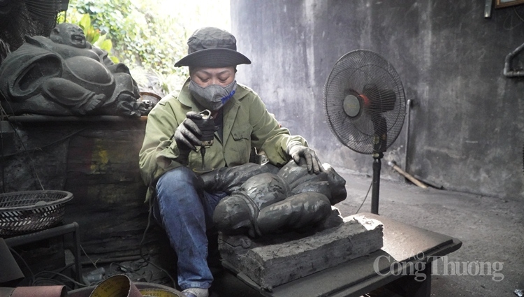 Hơn 20 năm về nhà chồng là từng đó năm chị Bình say mê với những hòn than đen nhánh. Vợ chồng chị Bình chính là những người thợ điêu khắc than đá trẻ nhất và cũng là những người thợ cuối cùng vì các cụ lớn tuổi đều đã nghỉ hết, không mấy ai còn mặn mà với nghề. 3607 khac than da 4