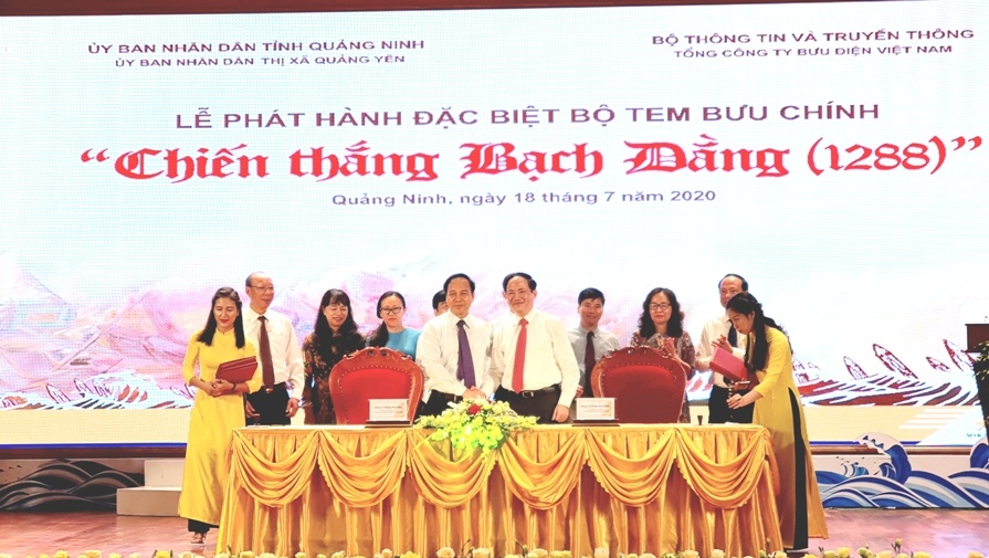 Lãnh đạo Bộ Thông tin và Truyền thông (bên phải) cùng lãnh đạo tỉnh Quảng Ninh (bên trái) ký đóng dấu phát hành đặc biệt bộ tem bưu chính