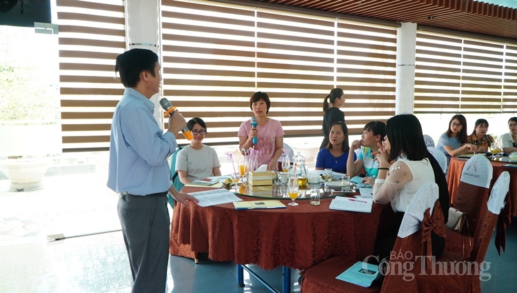 ông Vũ Hùng Thịnh – Phó Trưởng phòng Xuất xứ hàng hóa, Cục Xuất nhập khẩu (Bộ Công Thương) giải đáp những thắc mắc của các doanh nghiệp trong thủ tục,hướng dẫn tra cứu quy định về xuất xứ hàng hóa 1324 pho bien evfta tai quang ninh 3