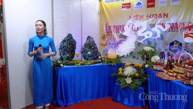 Cũng thông qua liên hoan này, ngành chức năng sẽ tham khảo các ý kiến tham gia, góp ý của các chuyên gia du lịch, nghệ nhân ẩm thực, đặc biệt là những giải pháp bảo tồn, phát huy các giá trị của ẩm thực Quảng Ninh, trong phát triển du lịch. 5156-le-hoi-am-thuc-6