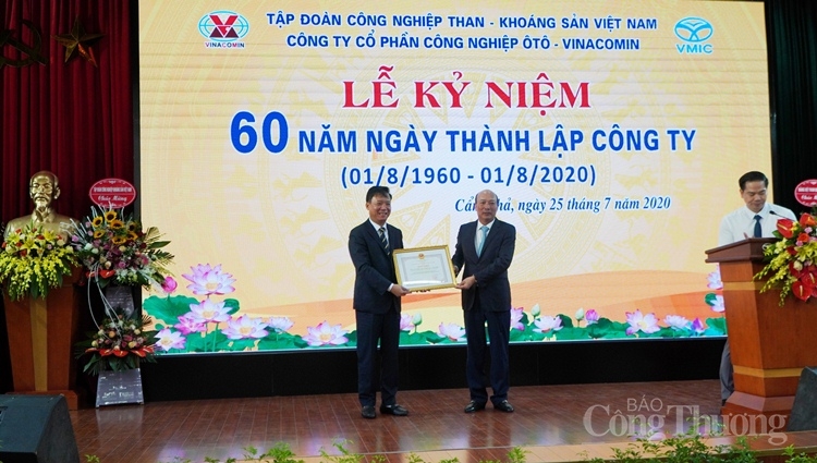 Công ty đón nhận bằng khen của Tổng giám đốc Tập đoàn Công nghiệp Than - Khoáng sản Việt Nam 1607 cong ty cp cong nghiep oto 3