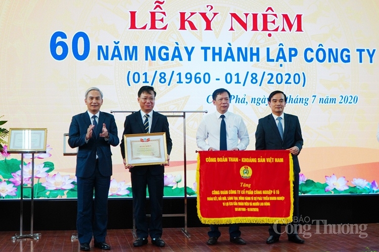 Công đoàn Than – Khoáng sản Việt Nam trao tặng Công ty bức trướng trong lễ kỷ niệm 60 năm ngày thành lập công ty 1608 cong ty cp cong nghiep oto 4
