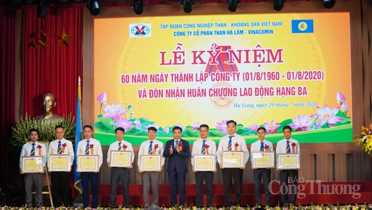 Lãnh đạo tỉnh Quảng Ninh trao bằng khen của UBND tỉnh cho các tập thể, cá nhân của Công ty CP Than Hà Lầm - Vinacomin có thành tích xuất sắc. 0759 ki niem 60 nam cong ty than ha lam 4