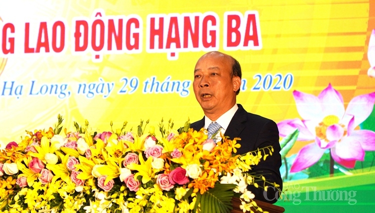 Bí thư Đảng ủy, Chủ tịch HĐTV Tập đoàn TKV Lê Minh Chuẩn ghi nhận, biểu dương, đánh giá cao những thành tích đạt được của Công ty trong 60 năm 0800 ki niem 60 nam cong ty than ha lam 5