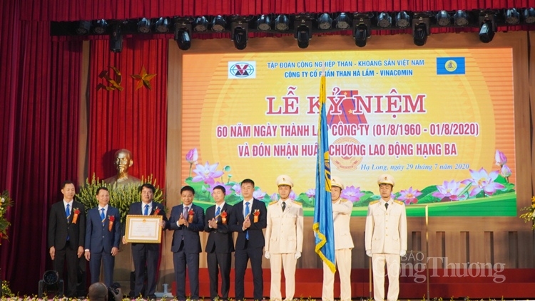 Ông Nguyễn Văn Thắng, Phó Bí thư Tỉnh uỷ, Chủ tịch UBND tỉnh, trao Huân chương Lao động hạng Ba cho Công ty CP Than Hà Lầm - Vinacomin. 0802 ki niem 60 nam cong ty than ha lam 1