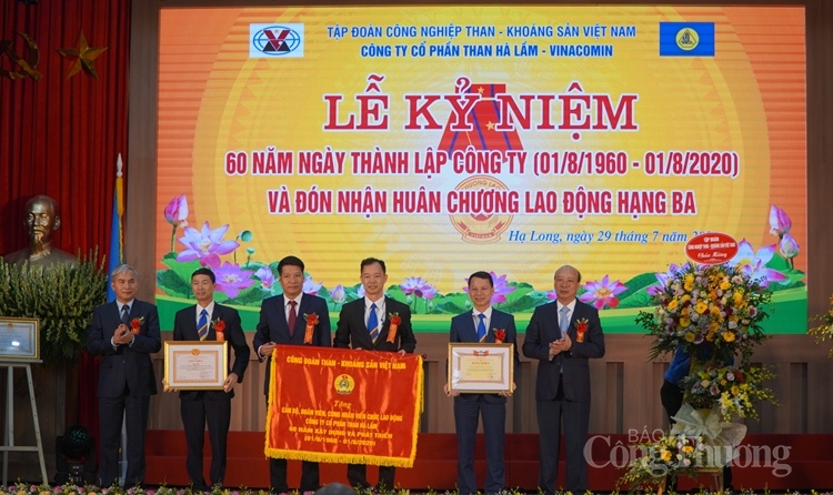 Lãnh đạo Tập đoàn Công nghiệp Than – Khoáng sản Việt Nam trao bằng khen và bức trướng cho Công ty CP Than Hà Lầm - Vinacomin. 0806 ki niem 60 nam cong ty than ha lam 3