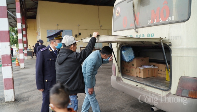 Cơ quan liên ngành tỉnh Quảng Ninh siết chặt kiểm tra, kiểm soát thị trường gắn với nhiệm vụ phòng chống dịch Covid-19 3710 kiem tra hang lau
