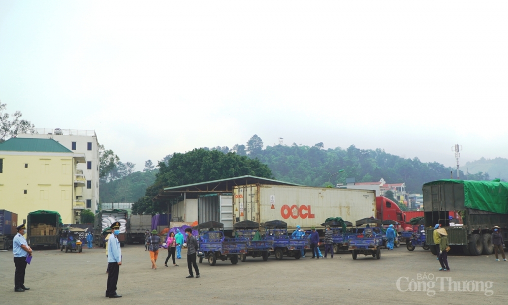 Nhiều giải pháp hỗ trợ doanh nghiệp trong đại dịch được Chi cục Hải quan cửa khẩu Hoành Mô thực hiện Nhiều giải pháp hỗ trợ doanh nghiệp trong đại dịch được Chi cục Hải quan cửa khẩu Hoành Mô thực hiện