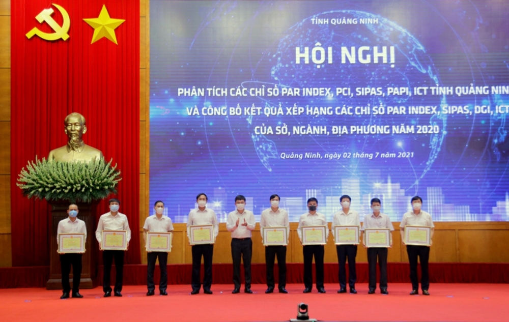 Các tập thể, cá nhân có thành tích xuất sắc trong công tác tham mưu cải thiện môi trường đầu tư kinh doanh, nâng cao năng lực cạnh tranh của tỉnh năm 2020 được nhận bằng khen Các tập thể, cá nhân có thành tích xuất sắc trong công tác tham mưu cải thiện môi trường đầu tư kinh doanh, nâng cao năng lực cạnh tranh của tỉnh năm 2020 được nhận bằng khen