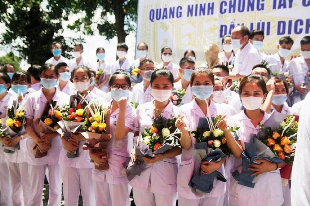 Các y, bác sĩ lên đường với quyết tâm chiến thắng dịch bệnh Covid-19.