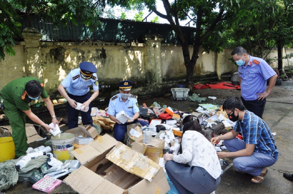 Số hàng hóa là tang vật vi phạm hành chính bị tịch thu bị lực lượng chức năng đem đi tiêu hủy Số hàng hóa là tang vật vi phạm hành chính bị tịch thu bị lực lượng chức năng đem đi tiêu hủy