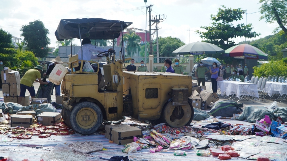 Nhiều hàng giả, hàng không rõ nguồn gốc xuất xứ đã bị lực lượng chức năng tỉnh Quảng Ninh phát hiện, xử lý và đem đi tiêu hủy Nhiều hàng giả, hàng không rõ nguồn gốc xuất xứ đã bị lực lượng chức năng tỉnh Quảng Ninh phát hiện, xử lý và đem đi tiêu hủy