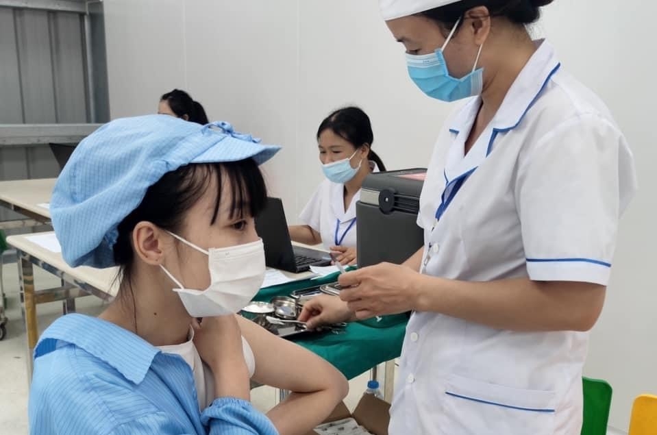 người dân sau khi tiêm vắc xin được theo dõi sát sao về sức khỏe