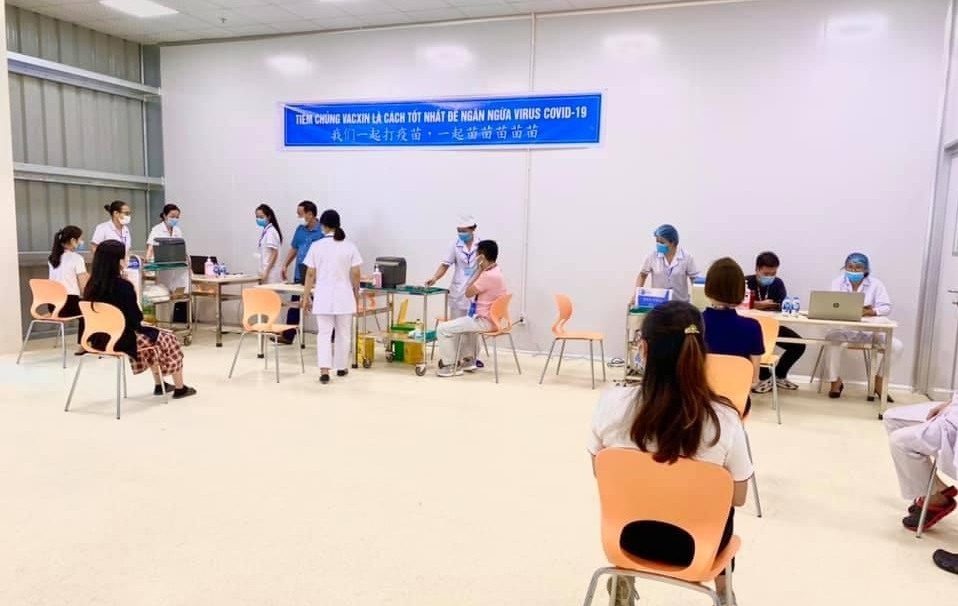 Công nhân tại khu Công nghiệp Đông Mai (Quảng Yên, tỉnh Quảng Ninh) thực hiện tiêm vắc xin phòng Covid-19