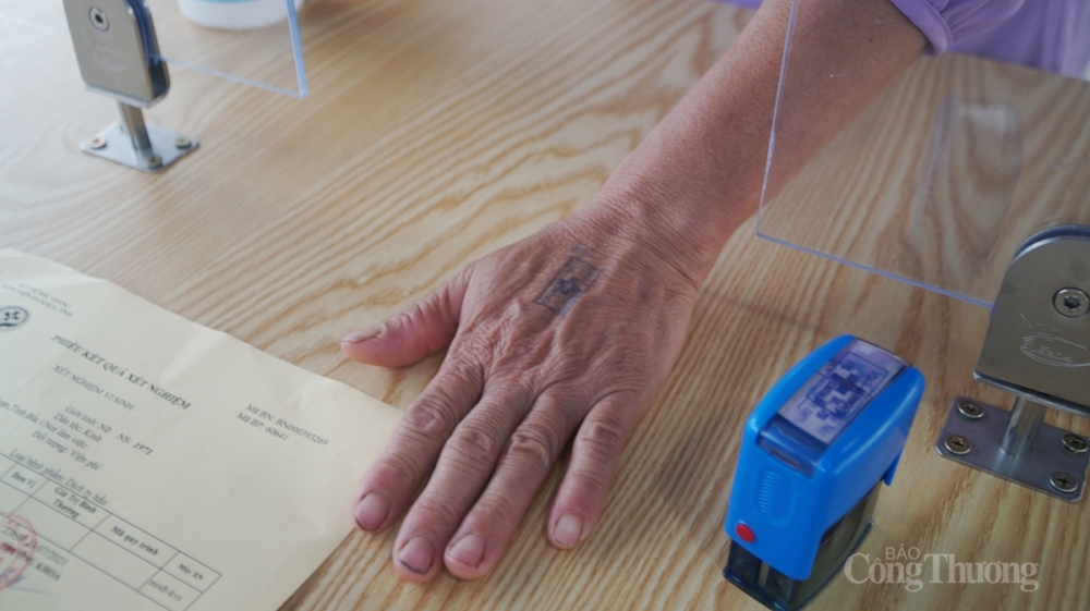 Tất cả người dân vào tỉnh Quảng Ninh bắt buộc phải có giấy xét nghiệm âm tính với SARS-CoV-2 bằng Realtime-PCT, khai báo y tế, không đi qua vùng dịch hoặc địa phương đang thực hiện giãn cách; kể cả người đã tiêm đủ 2 mũi vắc xin phòng Covid-19.