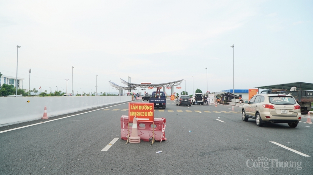 Các xe chở mặt hàng nhu yếu phẩm được tạo điều kiện qua chốt bằng “luồng xanh” riêng, đảm bảo không bị ùn ứ tại điểm kiểm soát.