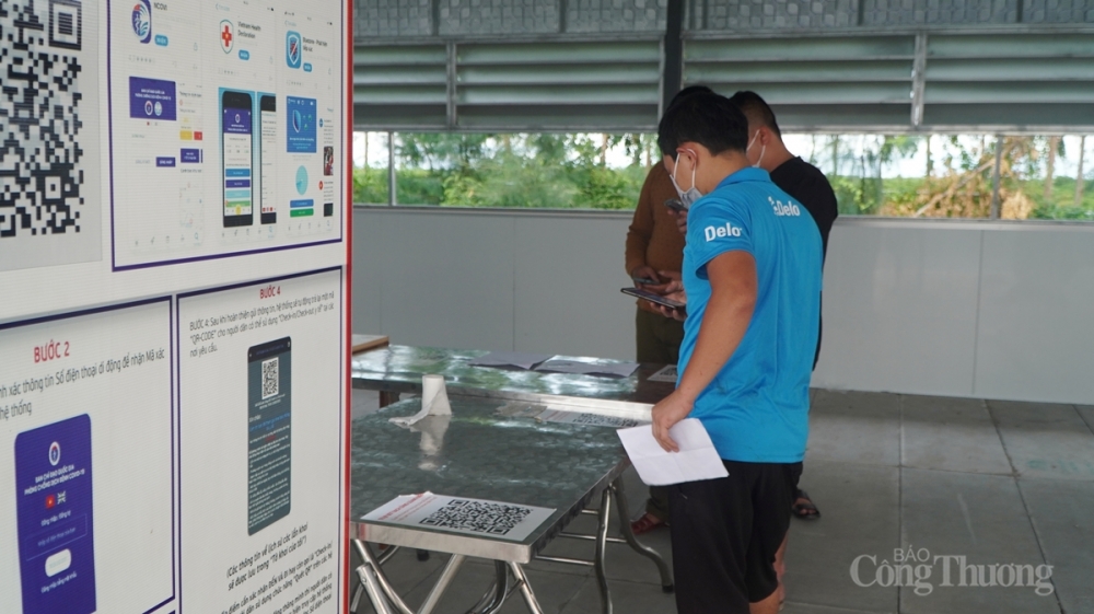 Việc khai báo y tế qua trạm cũng diễn ra nhanh chóng thông qua việc khai báo điện tử, qua mã QR code.