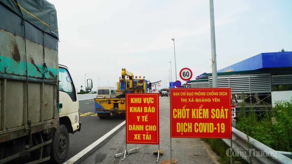 Xe tải chở hàng có khu vực khai báo y tế riêng dành cho lái xe và làn đường đi riêng để giảm tối đa thời gian kiểm tra