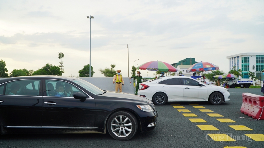 Theo lực lượng chức năng làm việc tại chốt, lượng người và phương tiện vào tỉnh Quảng Ninh đã giảm nhiều so với những ngày trước đó sau khi Hà Nội thực hiện giãn cách xã hội theo chỉ thị 16.