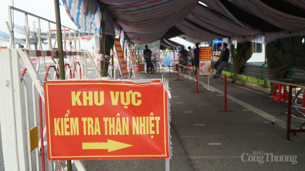 Theo lực lượng chức năng làm việc tại chốt, lượng người và phương tiện vào tỉnh Quảng Ninh đã giảm nhiều so với những ngày trước đó sau khi Hà Nội thực hiện giãn cách xã hội theo chỉ thị 16.