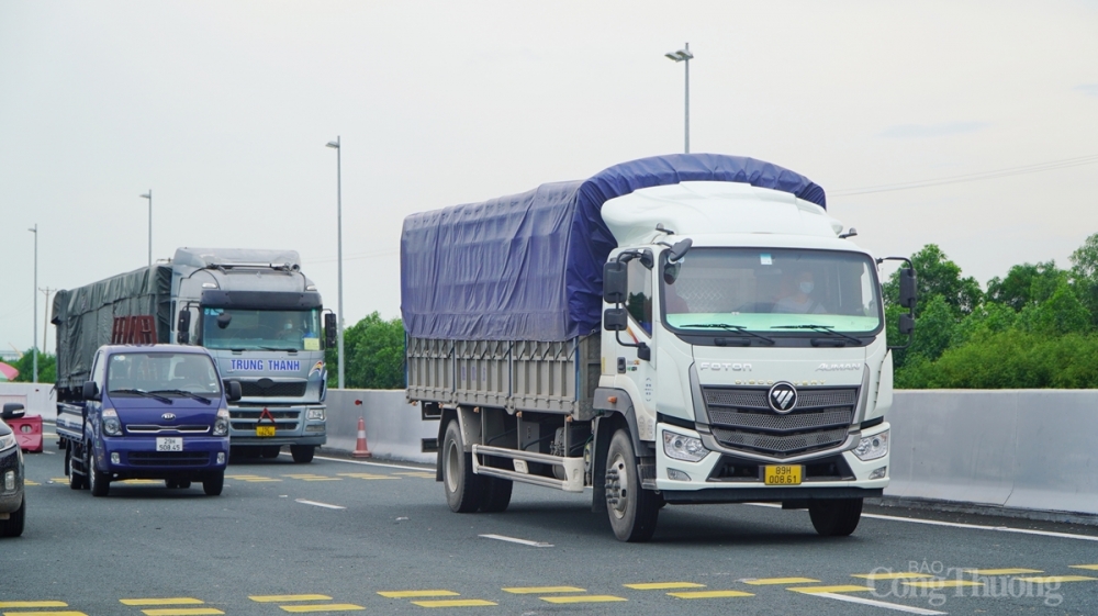 Tỉnh Quảng Ninh tạo điều kiện để xe tải chở hàng hóa, vật tư, nguyên vật liệu phục vụ sản xuất, xe chở nhu yếu phẩm, xe chở công nhân đi làm theo tuyến cố định có kiểm soát lưu thông bình thường.