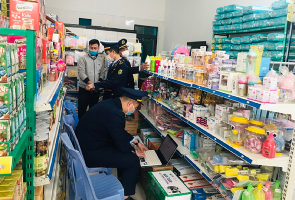 Lực lượng Quản lý thị trường tỉnh Quảng Ninh trực tiếp tuyên truyền phổ biến các quy định của pháp luật và chế tài xử lý đối với các hành vi vi phạm pháp luật như: Không niêm yết giá, kinh doanh hàng hoá không rõ nguồn gốc xuất xứ, hàng hoá quá hạn sử dụng, hàng hoá vi phạm về nhãn mác... Lực lượng Quản lý thị trường tỉnh Quảng Ninh trực tiếp tuyên truyền phổ biến các quy định của pháp luật và chế tài xử lý đối với các hành vi vi phạm pháp luật như: Không niêm yết giá, kinh doanh hàng hoá không rõ nguồn gốc xuất xứ, hàng hoá quá hạn sử dụ