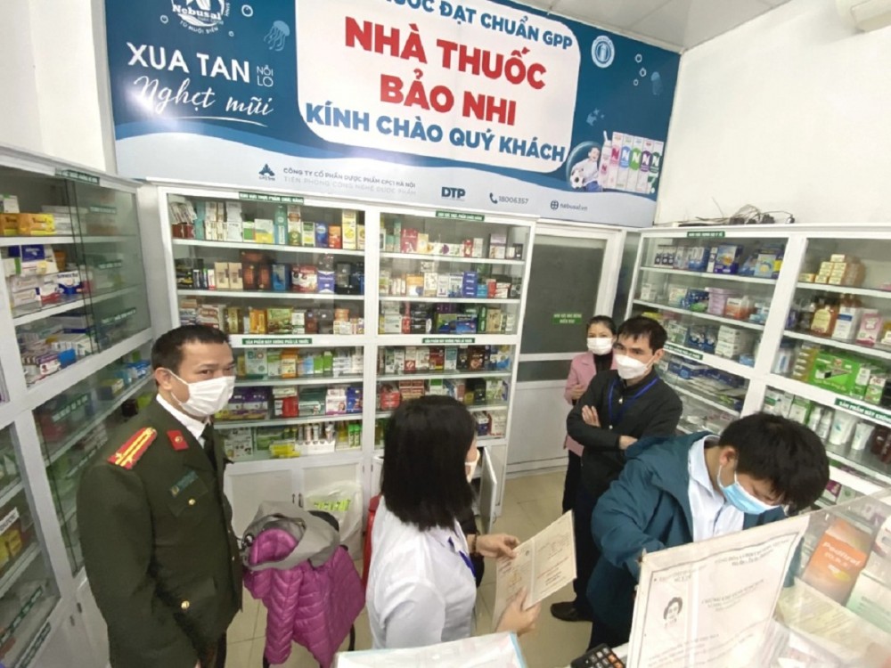 Sở Y tế Quảng Ninh và các ngành liên quan kiểm tra việc mua bán thuốc điều trị Covid-19 tại các nhà thuốc (Ảnh CDC Quảng Ninh) Sở Y tế Quảng Ninh và các ngành liên quan kiểm tra việc mua bán thuốc điều trị Covid-19 tại các nhà thuốc (Ảnh CDC Quảng Ninh)