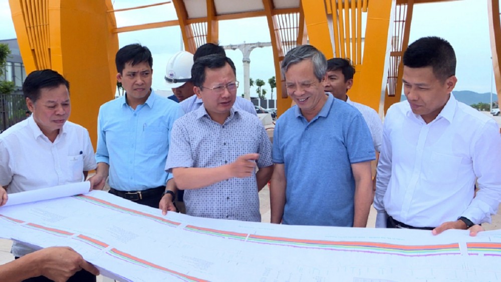 Ông Cao Tường Huy, Phó Chủ tịch Thường trực UBND tỉnh kiểm tra tiến độ hiện trường dự án cao tốc Tiên Yên - Móng Cái. Ông Cao Tường Huy, Phó Chủ tịch Thường trực UBND tỉnh kiểm tra tiến độ hiện trường dự án cao tốc Tiên Yên - Móng Cái.