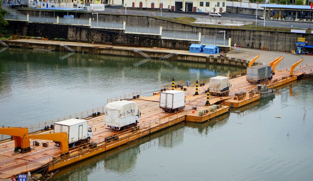 Những xe vải tươi đầu tiên được xuất khẩu qua lối mở cầu phao tạm Km3+4 Hải Yên, thành phố Móng Cái Những xe vải tươi đầu tiên được xuất khẩu qua lối mở cầu phao tạm Km3+4 Hải Yên, thành phố Móng Cái