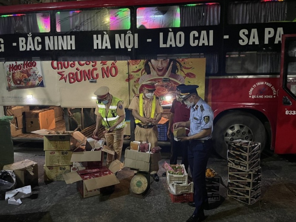 Lực lượng chức năng đã phát hiện xe ô tô khách chạy quá tốc độ vận chuyển hàng hoá không có nguồn gốc xuất xứ. Lực lượng chức năng đã phát hiện xe ô tô khách chạy quá tốc độ vận chuyển hàng hoá không có nguồn gốc xuất xứ.