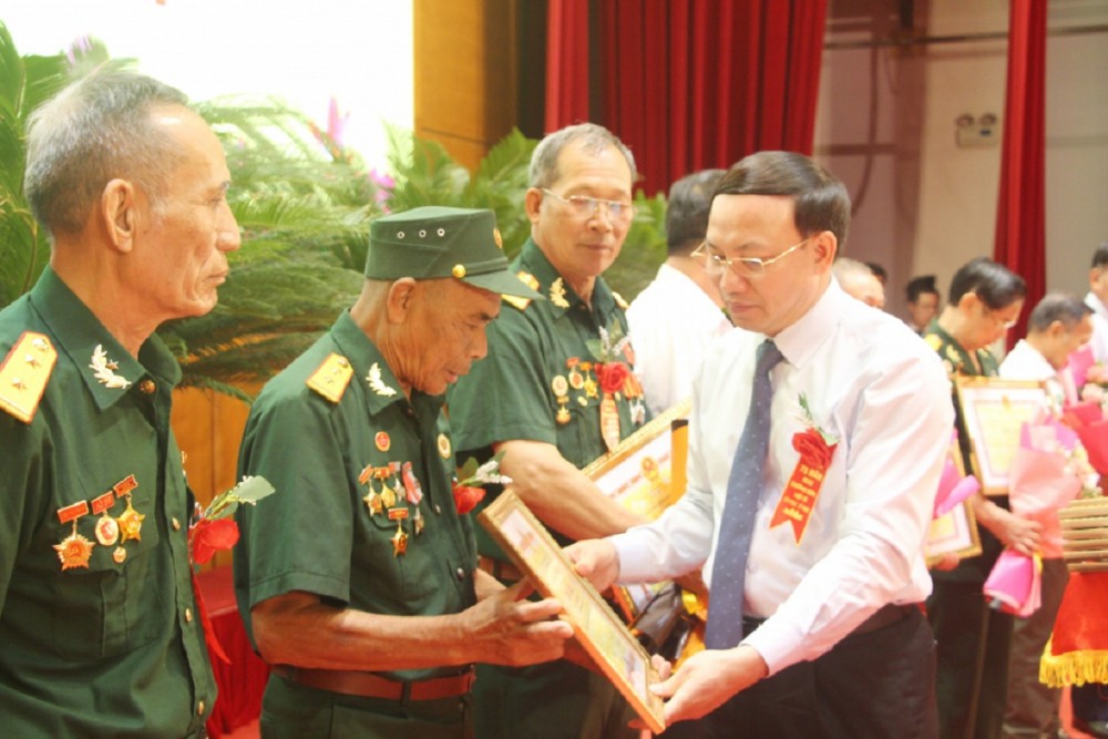 Lãnh đạo tỉnh Quảng Ninh trao Bằng khen của UBND tỉnh cho các cá nhân là người có công với cách mạng và thân nhân liệt sĩ tiêu biểu.