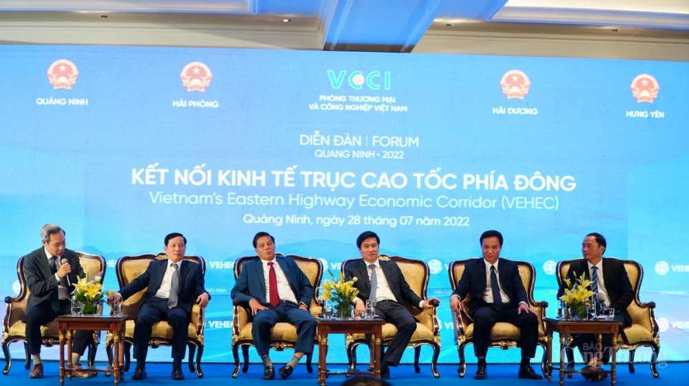 Đại biểu đại diện VCCI và 4 tỉnh, thành thảo luận phân tích những thế mạnh, cơ hội nổi trội của từng địa phương để đưa ra mục tiêu phát triển chung.