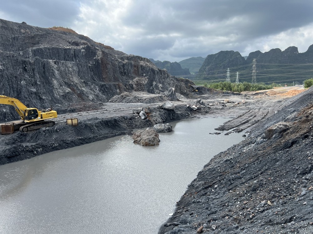 Khu vực xuất lộ đất đá màu xám đen Khu vực xuất lộ đất đá màu xám đen