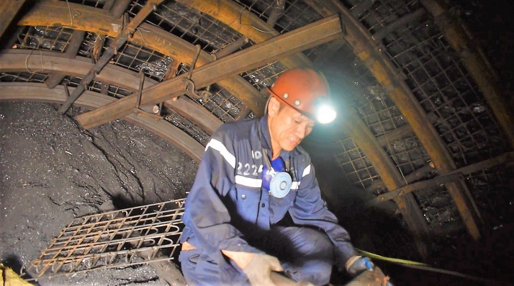 Thợ lò Trịnh Quang Ngân luôn nỗ lực tìm tòi cách làm mới trong quá trình làm việc Thợ lò Trịnh Quang Ngân luôn nỗ lực tìm tòi cách làm mới trong quá trình làm việc