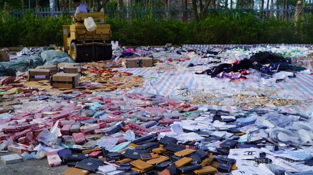 Hàng trăm nghìn sản phẩm hàng lậu, hàng giả đã bị lực lượng chức năng tỉnh Quảng Ninh tiêu hủy trong những tháng đầu năm 2021