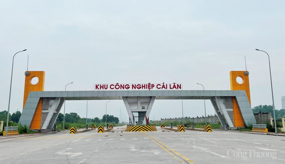 Cổng vào khu công nghiệp Cái Lân, TP Hạ Long. tỉnh Quảng Ninh đang từng bước xây dựng, hình thành nên những khu công nghiệp (KCN) kiểu mẫu nhằm hấp dẫn nhà đầu tư cả trong và ngoài nước Cổng vào khu công nghiệp Cái Lân, TP Hạ Long. tỉnh Quảng Ninh đang từng bước xây dựng, hình thành nên những khu công nghiệp (KCN) kiểu mẫu nhằm hấp dẫn nhà đầu tư cả trong và ngoài nước
