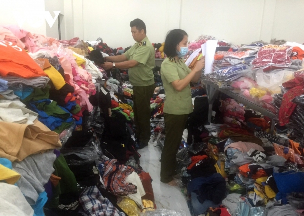 Kho hàng chứa sản phẩm giả nhãn hiệu vừa bị phát hiện 0006-anh-kho-hang