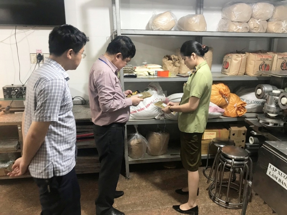 Nguyên liệu làm bánh phải đảm bảo nguồn gốc xuất xứ, hạn sử dụng 4101-co-so-san-xuat-banh-trung-thu-1