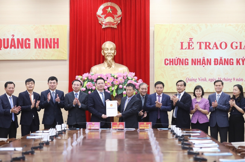 Tập đoàn Thành Công nhận giấy chứng nhận đăng ký đầu tư những dự án đầu tiên thuộc Tổ hợp Công nghiệp phụ trợ ô tô Thành Công - Việt Hưng từ Ban Quản lý Khu Kinh tế tỉnh 1613-dang-ky-dau-tu