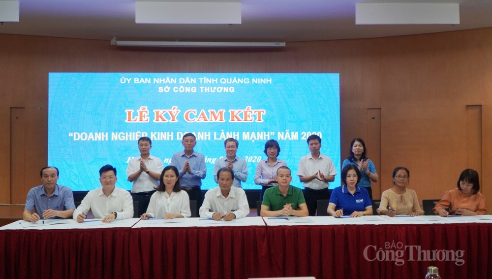 Dưới sự chứng kiến của các cơ quan, ban, ngành tỉnh Quảng Ninh, các doanh nghiệp đã cùng nhau ký bản cam kết “Doanh nghiệp kinh doanh lành mạnh” 3448-thuc-day-tieu-dung-hang-viet-3