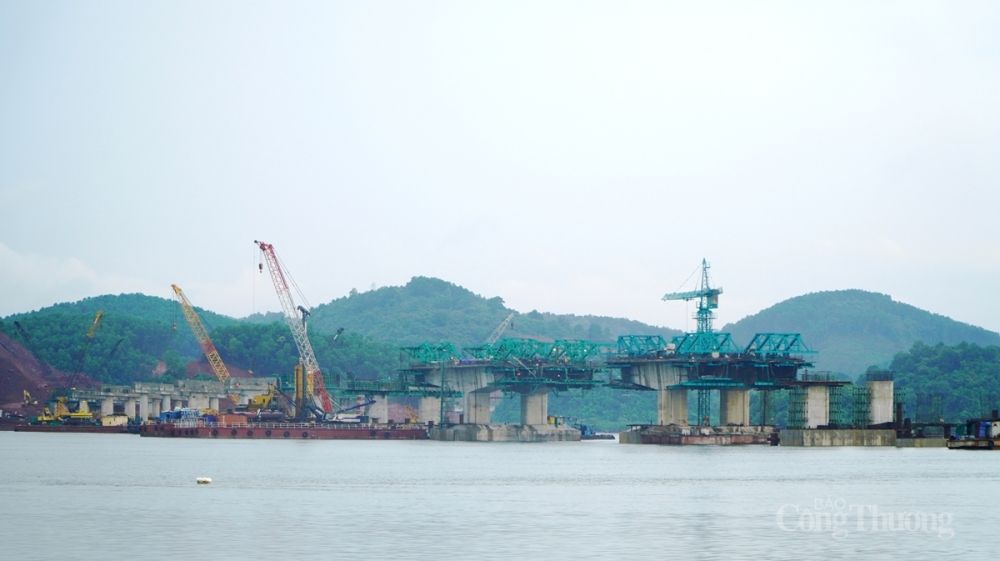 Cầu nối Vân Đồn - Tiên Yên thuộc dự án đường Cao tốc Vân Đồn - Móng Cái đang được tập trung đẩy nhanh tiến độ thi công