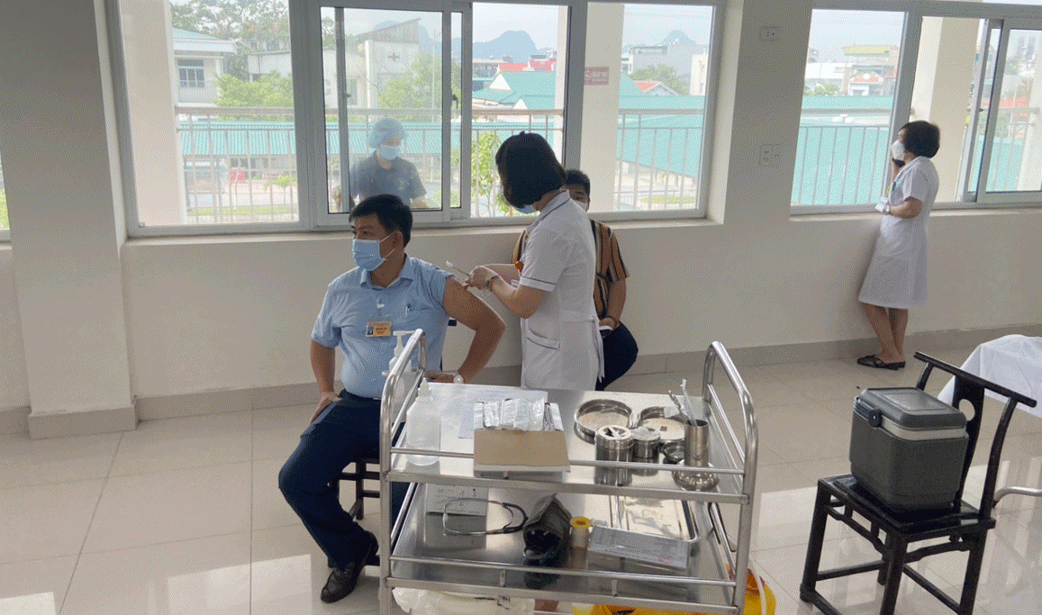 tiêm vắc xin phòng Covid - 19 cho CBCNV tại Công ty Kho vận và cảng Cẩm Phả tiêm vắc xin phòng Covid - 19 cho CBCNV tại Công ty Kho vận và cảng Cẩm Phả